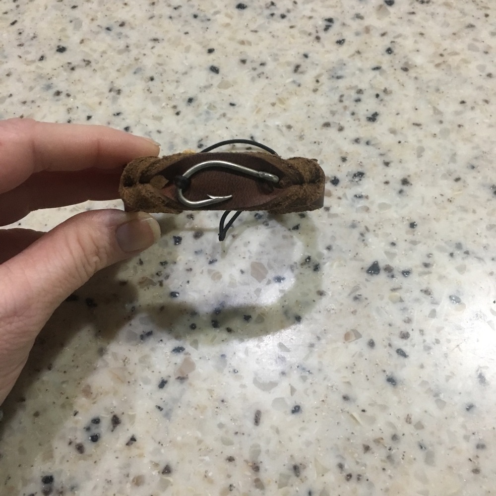 Leather fish hook bracelet - Picture 3 of 7